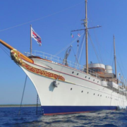 Nahlin, un superyacht de légende au mouillage au large de Grand-Bourg