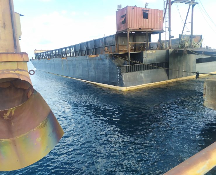 La barge Trinity à quai à l'appontement sucrier de Folle-Anse le 21 mai 2021